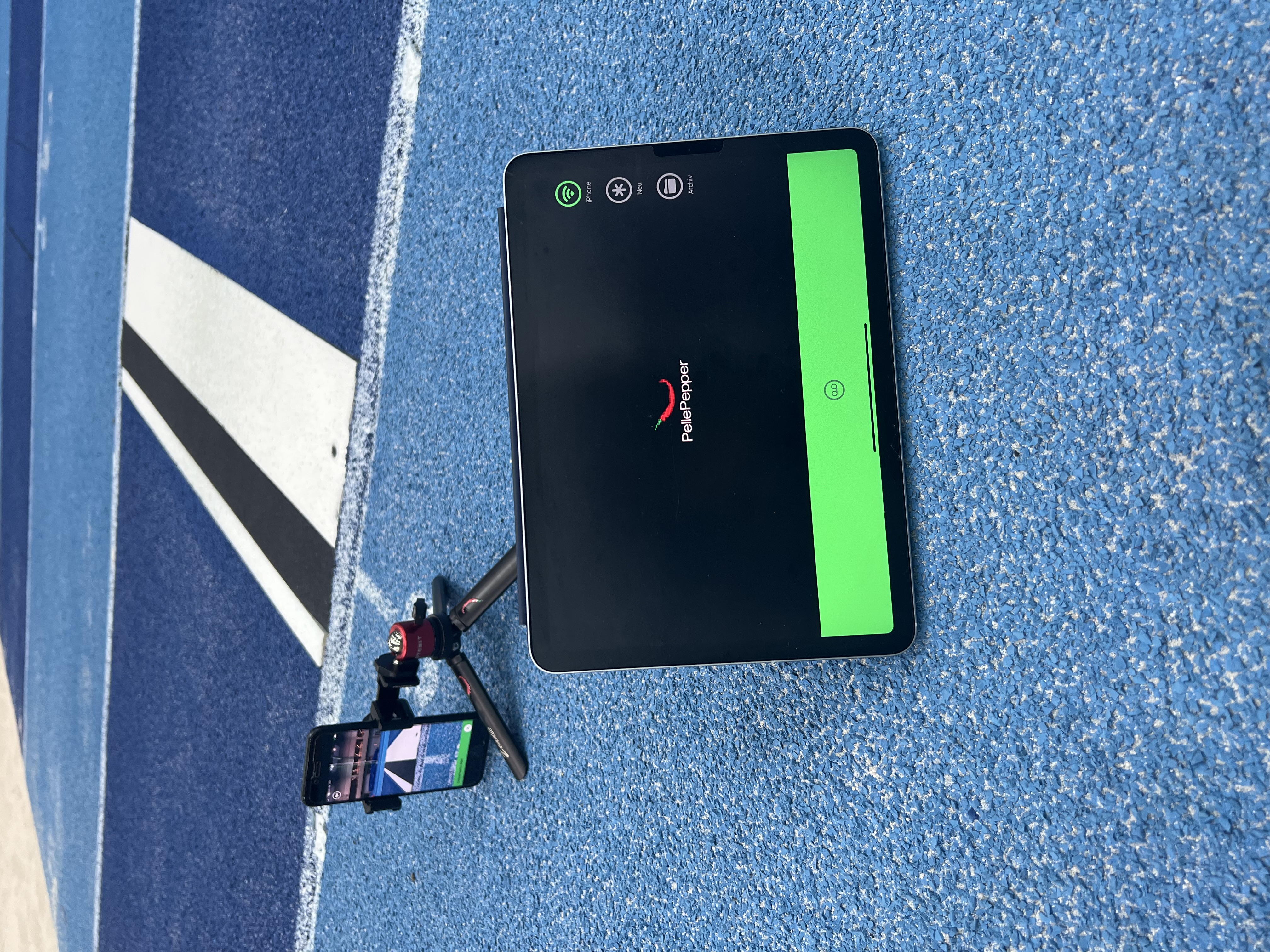 JumpControl-Kamera und Auswertungsgerät gemeinsam am Absprungbalken
